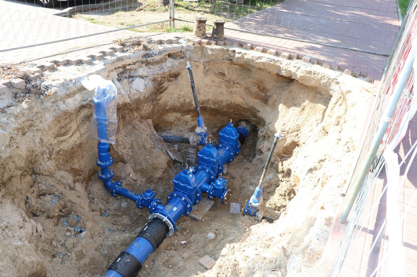 Zasuwa wodociągowa na nowej sieci wodociągowej w wykopie przy ul. Husarskiej na osiedlu „Sobieskiego”